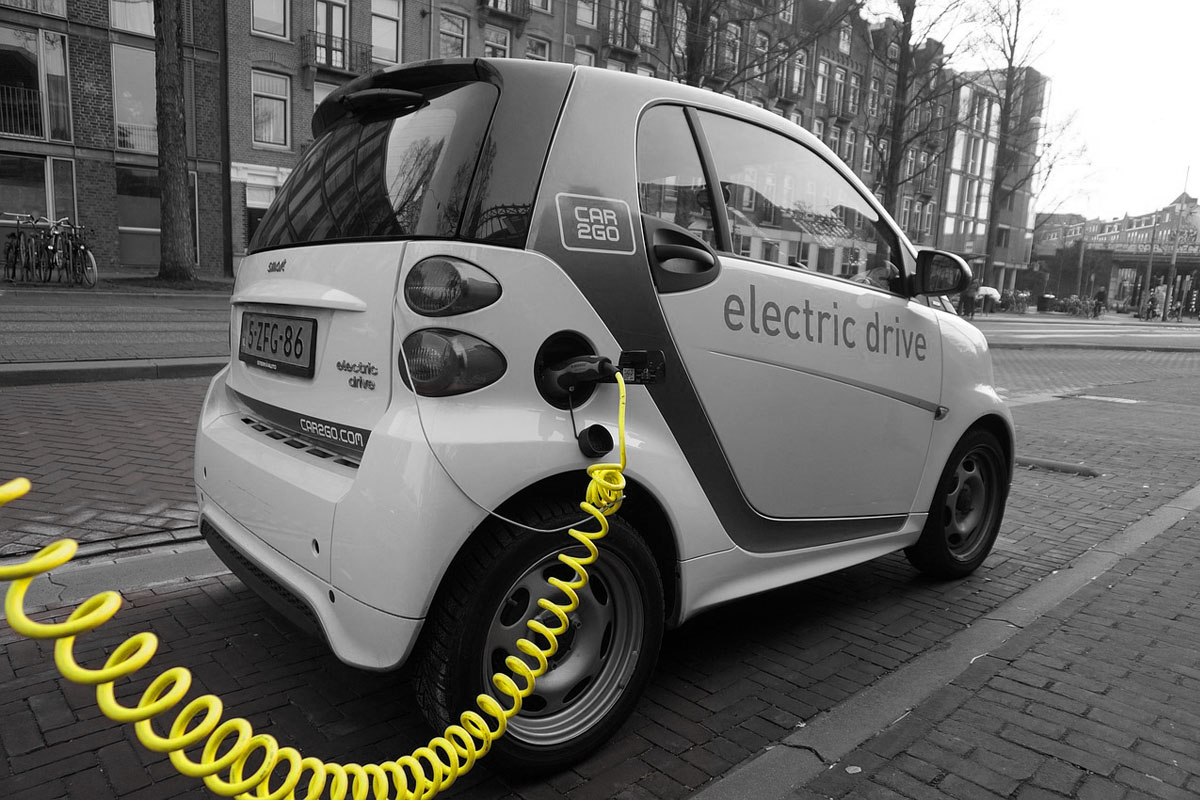 Elektromobilität: HDE sieht guten Kompromiss bei E-Ladesäulen