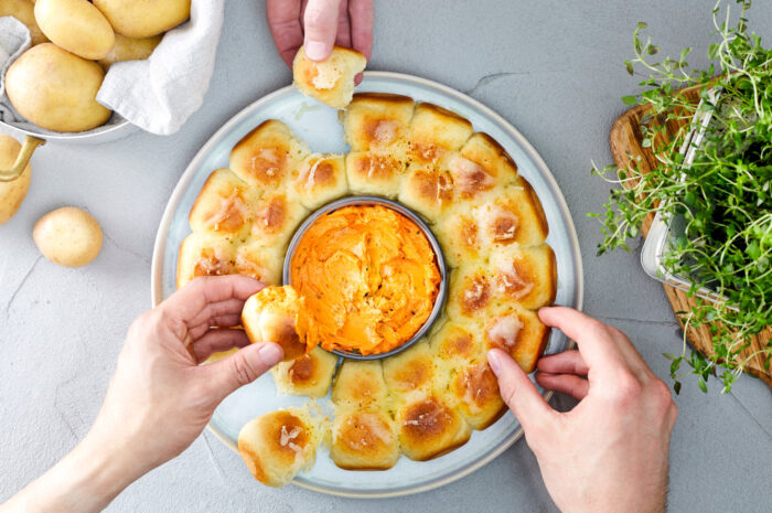 «Pull Apart»: Kartoffel-Zupfbrot mit Tomatenbutter