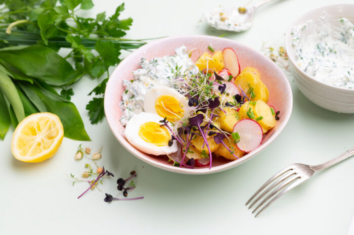 Bunt und gesund: Frühlingskräuter-Kartoffelsalat-Bowl